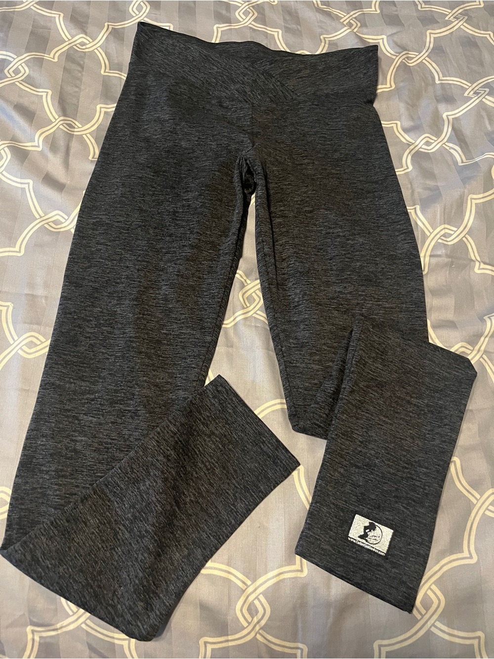 Celestial Bodiez Charcoal Gray Scrunch Leggings with Logo Patch size Large